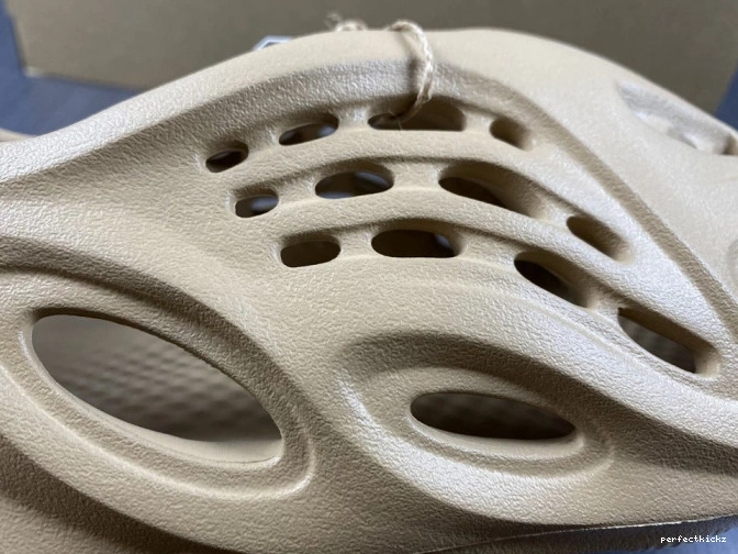 RNNR Adidas Foam Ochre GW3354 Yeezy 0823
